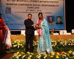 Hon_ble_Minister__Shri_Biswajit_Singh__felicitates_Ms._Nilakshi_Choudhury__Founder__FDG_as_a_token_of_appreciation_for_the_Conclave